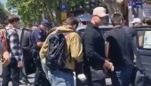 ПОГЛЕДАЈТЕ ШТА СТ*КА РАДИ Испливао снимак бруталног хулиганства блокадера: Они су директни кривци за све што се десило данас код Правног