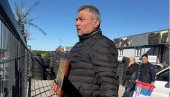 DOBRO ZAPAMTITE OVU IKONU Izvršitelji pognuli glave pred Želimirom sa Ibarske - Vlasnik autoservisa 12. put u borbi protiv otimačine (FOTO)
