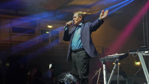 DVADESET GODINA NAKON SOLISTIČKOG KONCERTA: Kemal Malovčić sprema da opet zapali Tašmajdan uz Južni vetar (FOTO)