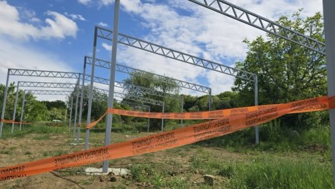 ЦРВЕНА ТРАКА У БАЈДИНОЈ ШУМИ: Група грађана зауставила нелегалну градњу на територији плућа Звездаре