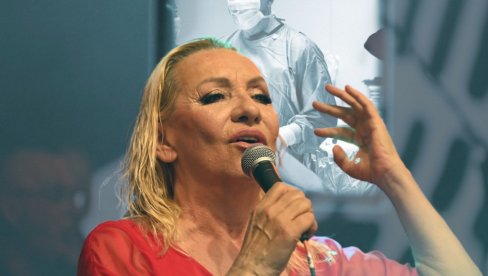 DRAMA U ARENI: Vesni Zmijanac pozlilo pre njenog koncerta - hitna pomoć uletela u bekstejdž, priključena na infuziju
