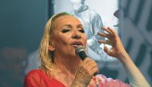 DRAMA U ARENI: Vesni Zmijanac pozlilo pre njenog koncerta - hitna pomoć uletela u bekstejdž, priključena na infuziju