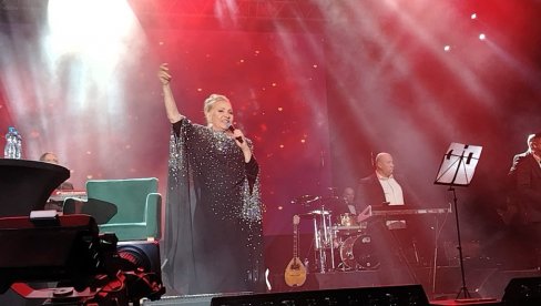ZLATNIH 50 GODINA KARIJERE: Vesna Zmijanac održala prvi od tri velika solistička koncerta povodom pet decenija postojanja (FOTO)