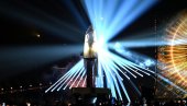 ПОПЕЛА СЕ НА КЛАВИР, ПА ЛЕБДЕЛА ИЗНАД БИНЕ: Прелепа Аустралијска певачица је највећа звезда Евровизије