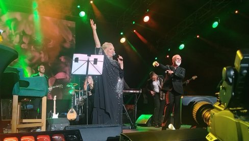 KAD ZAMIRIŠU JORGOVANI: Dino Merlin prvi specijalni gost na koncertu Vesne Zmijanac - Otpevali legendarni duet (FOTO)