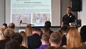ZASTUPLJENOST PRIPADNIKA NACIONALNIH ZAJEDNICA U POLICIJI: U Bačkoj Topoli predstavljene mogućnosti za dalje školovanje u MUP Srbije