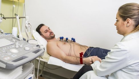 НАЈОПАСНИЈЕ ЈЕ ЖАРЕЊЕ У ГРУДИМА: Савет лекара, никако не игноришите те симптоме