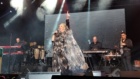 VREME PROLAZI, LJUBAV OSTAJE: Vesna Zmijanac održala drugi od tri velika povodom zlatnih 50 godina karijere (FOTO)