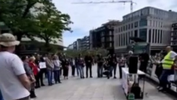 БЛОКАДЕРИМА ПРОПАО СКУП У ФРАНКФУРТУ: Окупила се шачица људи