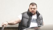 FOLKER IZBAČEN IZ AVIONA ZBOG PONAŠANJA: Skandal na aerodromu - skočio kapetan, obezbeđenje ga izvelo