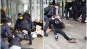 ТУКЛИ ПЕНДРЕЦИМА И ПУШТАЛИ ПСЕ: Ево како се данска полиција односи према блокадерима (ВИДЕО)