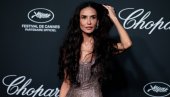 НИШТА ЈОЈ НЕ ВРЕДИ НИ ГАМУР НИ СТАЈЛИНГ ИЗГЛЕДА КАО КОСТУР: Јавност згрожена новим фотографијама Деми Мур (ФОТО)