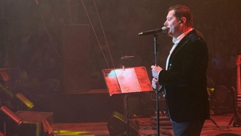 ДЕВЕТ ХИЉАДА ЉУДИ НА ЈЕДНОМ МЕСТУ: Ацо Пејовић музиком и песмом запалио новосадску публику (ФОТО)