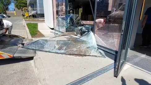 BIZARNA SAOBRAĆAJNA NESREĆA: Supruga bivšeg ministra uletela automobilom u banku (VIDEO)