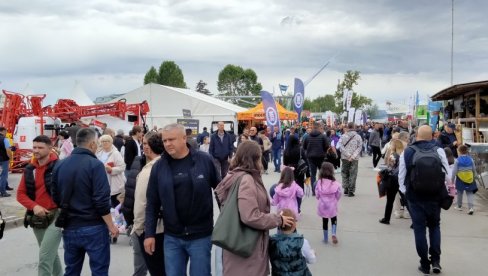 OD SVEMIRSKIH TRAKTORA, DO BIKA TEŠKOG GOTOVO DVE TONE:  93. međunarodni poljoprivredni sajam U Novom Sadu
