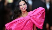 МАТУРСКА ХАЉИНА ИЗ ПАКЛА: Деми Мур на мети критика због хаљине коју је синоћ носила у Кану (ФОТО)