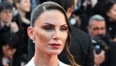 НИНА СЕНИЧАР У ХАЉИНИ СА ДУБОКИМ ДЕКОЛТЕОМ ЗАПАЛИЛА КАН: Српска лепотица изгледала беспрекорно на црвеном тепиху!