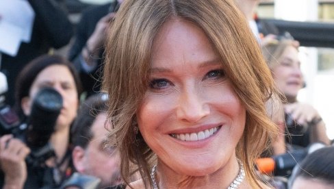 LEGENDARNA MANEKENKA NAPRAVILA POMETNJU U KANU: Karla Bruni obukla kreaciju za kakvu malo ko ima hrabrosti! (FOTO)