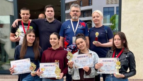 ZLATNE RUKE OSVOJILE PET MEDALJA: Uspeh učenika Farmaceutsko-fizioterapeutske škole na takmičenju u masaži
