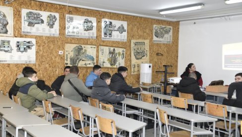 У КЛУПАМА ДО ПЕТКА: Крај школске године за матуранте гимназија
