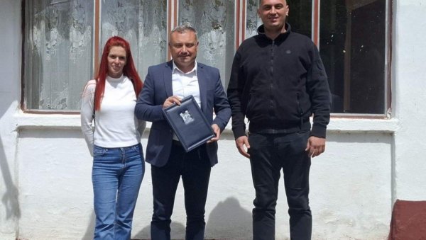 ВУКОВИЋИ ДОБИЛИ ДОМ: ГО Вождовац и Комесаријат за избеглице помажу обезбедили породици кућу
