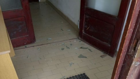 НОВИ НАПАД НА НАШ НАРОД: Разбијена врата српске амбуланте у Бањској (ФОТО)