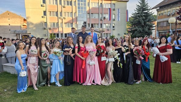 ДЕФИЛЕ МЛАДОСТИ И ЛЕПОТЕ: Матуранти прошетали улицама Угљевика (ФОТО)