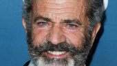 RAZVEO SE PRE 4 MESECA, OPET LUDO ZALJUBLJEN: Mel Gibson uhvaćen u strasnom poljupcu sa 26 godina mlađom glumicom (FOTO)