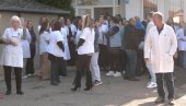 PRIVEDENIMA PRITVOR DO 48 SATI: Zaposleni u gračaničkom Domu zdravlja protestuju jutros zbog privođenja direktorke Mirjane Dimitrijević