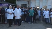 Протест здравствених радника у Грачаници због хапшења директора здравствених и образовних институција (ВИДЕО)