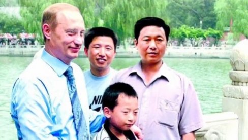 УПОЗНАО ГА КАО ДЕЧАКА: Путин се састао с Кинезом с којим се сусрео пре 26 година (ВИДЕО)