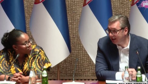 МИ ВАС ЖЕЛИМО ДА ПРЕДСТАВИМО КАО ДЕО НАС Председник одговорио на питање студенткиње везано за волонтирање на Експу