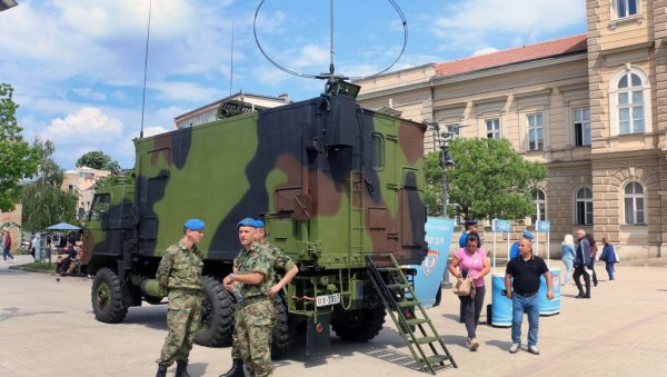 ВОЈСКА ОРГАНИЗОВАЛА САЈАМ ПРОФЕСИОНАЛНЕ ОРИЈЕНТАЦИЈЕ У СМЕДЕРЕВУ: Прилика за ученике и незапослене са бироа