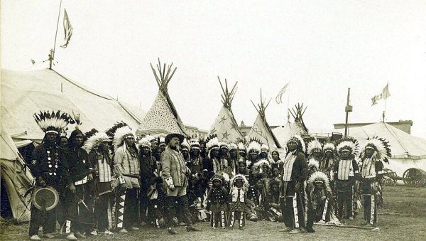 ДИВЉИ ЗАПАД У ПИТОМОМ ВРШЦУ: Легендарни Буфало Бил 1906. својим циркусом подигао банатску прашину и донео дух непознатог светa