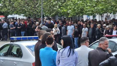 СУТРА У ГРАЧАНИЦИ: Мирни протест здравствених и просветних радника