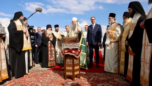 ЧУДЕСНИ ПОЈАС ПРЕСВЕТЕ БОГОРОДИЦЕ СТИГАО У БЕОГРАД: Патријарх Порфирије и председник Вучић дочекали светињу (ФОТО/ВИДЕО)