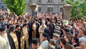 ЧУДЕСНИ ПОЈАС ПРЕСВЕТЕ БОГОРОДИЦЕ У ВАЗНЕСЕЊСКОЈ ЦРКВИ: Стотине верника дочекало светиње (ФОТО)