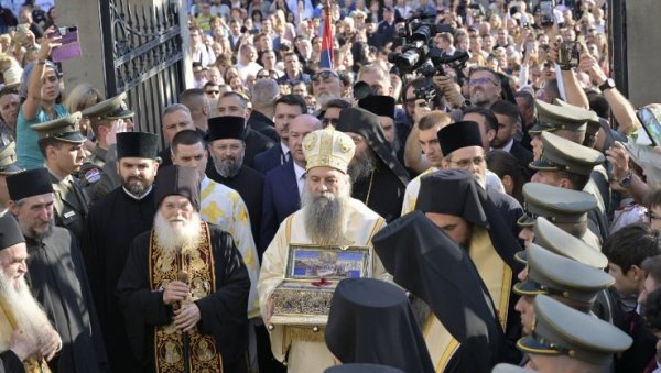 СПАСОВДАНСКУ ЛИТИЈУ ПРЕДВОДИ ПОРФИРИЈЕ: Часни крст носи ученик Математичке гимназије