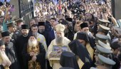 SPASOVDANSKU LITIJU PREDVODI PORFIRIJE: Časni krst nosi učenik Matematičke gimnazije