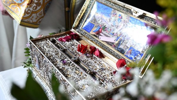 ЧАСНИ ПОЈАС ПРЕСВЕТЕ БОГОРОДИЦЕ ОСТАЈЕ ДУЖЕ У ХРАМУ СВЕТОГ САВЕ: Патријарх Порфирије упутио молбу због огромног броја верника