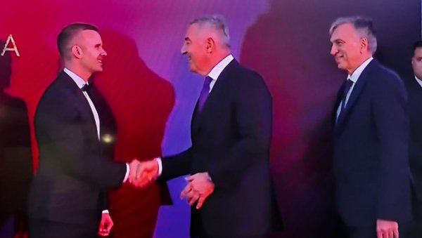 СЛИКА СВЕ ГОВОРИ: Љубав цвета између Ђукановића и Спајића
