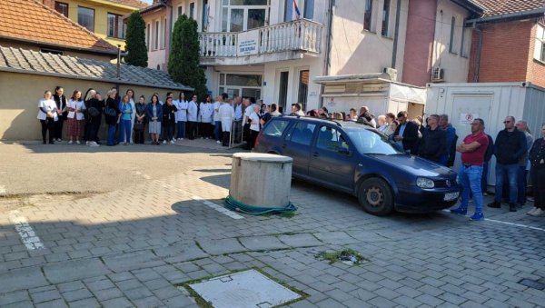 ТРАЖЕ ОСЛОБАЂАЊЕ СВОЈИХ ДИРЕКТОРА: Протести запослених испред здравствених и образовних установа на централном КиМ