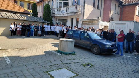 TRAŽE OSLOBAĐANJE SVOJIH DIREKTORA: Protesti zaposlenih ispred zdravstvenih i obrazovnih ustanova na centralnom KiM
