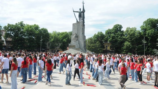 ПЛЕС ОПТИМИЗМА И МЛАДОСТИ: Традиционални „Матурски кадрил“ на централном Тргу у Краљеву