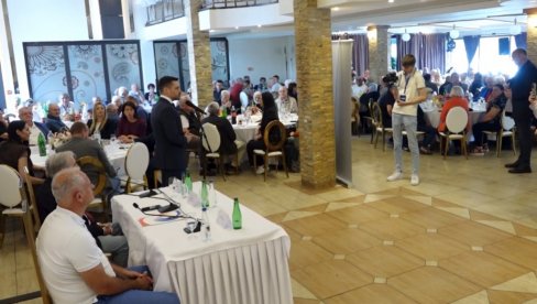 ZA BOLJI ŽIVOT NAJSTARIJIH: Na tribini sa penzionerima Obrenovca Ognjenović, Savić i Peković (VIDEO)