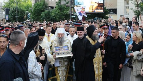 PATRIJARH PORFIRIJE PREDVODI HILJADE VERNIKA: Veličanstveni prizori sa Spasovdanske litije u Beogradu (FOTO)