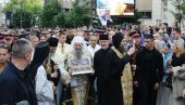 PATRIJARH PORFIRIJE PREDVODI HILJADE VERNIKA: Veličanstveni prizori sa Spasovdanske litije u Beogradu (FOTO/VIDEO)