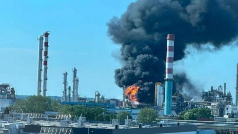 ВЕЛИКА ЕКСПЛОЗИЈА У ФАБРИЦИ МОЛ: Облак црног дима изнад објекта у Мађарској, има мртвих (ФОТО)