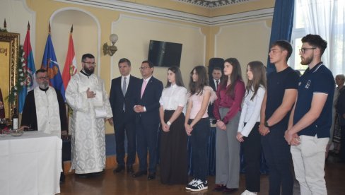 КИКИНДА ПРОСЛАВИЛА ГРАДСКУ И ХРАМОВНУ СЛАВУ: Кумови били најуспешнији ђаци и спортисти (Фото)