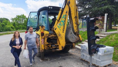 NOVA STAZA ZA PEŠAKE:  Bezbednije kretanje učenika i građana u blizini osmoletke u Prnjavoru
